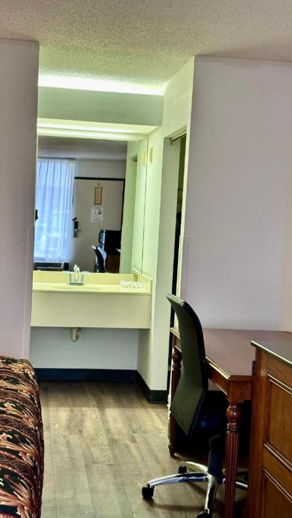 Executive Inn image 12
